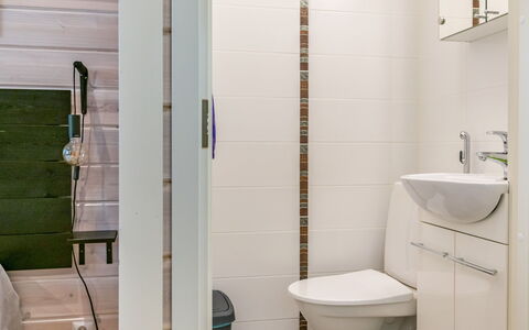 Otso: Salle De Bains, Siège De Toilette, Luminaire Plomberie, Toilette, Lavabo, Design Intérieur, Sol, Mur, Sol, Évier