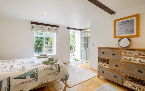 Cherry Orchard Cottage: Meubles, Design Intérieur, Lit, Mur, Chambre, Bois, Sol, Plafond, Sol, Pièce