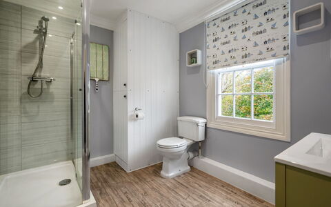 Cherry Orchard House: Salle De Bains, Siège De Toilette, Luminaire Plomberie, Sol, Sol, Toilette, Baignoire, Design Intérieur, Plomberie, Éclairage