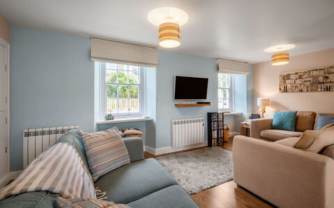Cherry Orchard House: Meubles, Design Intérieur, Sol, Sol, Mur, Canapé, Plafond, Bois, Pièce, Salon