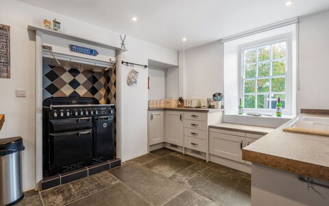 Cherry Orchard House: Bois, Sol, Design Intérieur, Cuisine, Cabinetry, Sol, Comptoir, Plafond, Pièce, Principaux Appliance
