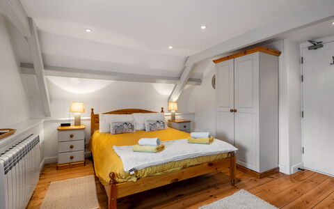 Cherry Orchard House: Meubles, Design Intérieur, Lit, Chambre, Bois, Sol, Sol, Plafond, Literie, Drap De Lit