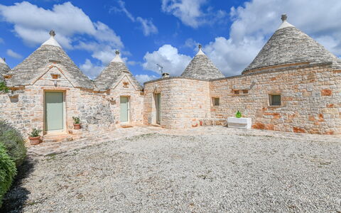 Trullo Ulivo: Nuage, Ciel, Plante, Bâtiment, Fenêtre, Paysage, Maison, Herbe, Façade, Mur De Pierre