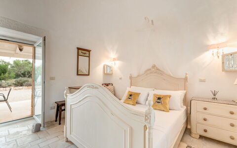 Trullo Ulivo: Meubles, Bâtiment, Confort, Bois, Textile, Éclairage, Design Intérieur, Sol, Cadre De Lit, Plante