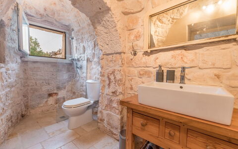 Trullo Ulivo: Marron, Miroir, Propriété, Robinet, Luminaire Plomberie, Armoire De Toilette, Évier, Salle De Bains, Lavabo, Bâtiment