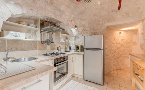 Trullo Ulivo: Cabinetry, Propriété, Comptoir, Meubles, Évier, Bâtiment, Bois, Cuisine, Robinet, Éclairage
