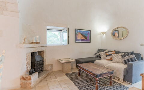 Trullo Ulivo: Cadre, Propriété, Bâtiment, Table, Bois, Canapé, Salon, Design Intérieur, Sol, Confort