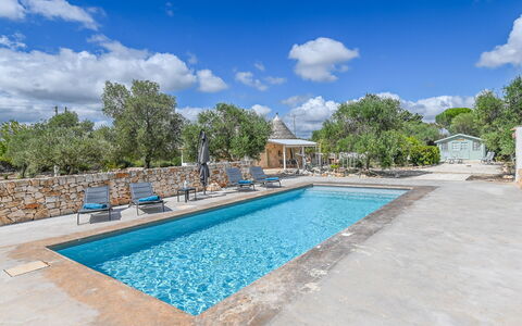 Trullo Ulivo: L'Eau, Nuage, Ciel, Piscine, Plante, Bleu Azur, Arbre, Plan D'Eau, Bâtiment, Composite