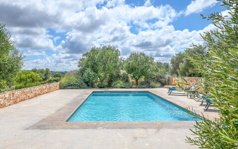 Trullo Ulivo: L'Eau, Nuage, Plante, Ciel, Piscine, Bleu Azur, Arbre, Ombre, Herbe, Loisir