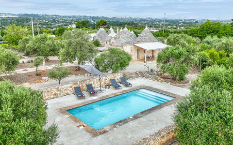 Trullo Ulivo: L'Eau, Ciel, Plante, Propriété, Nuage, Bâtiment, Piscine, Bleu Azur, La Nature, Arbre
