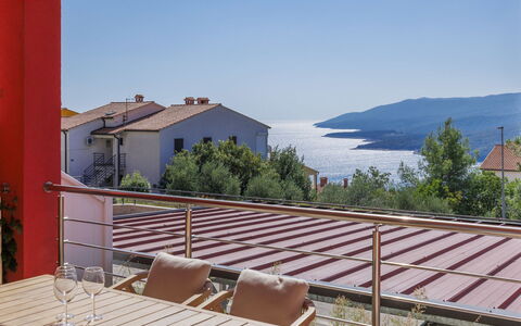 Flores: Ciel, Bâtiment, Meubles, Propriété, L'Eau, Bois, Ombre, Chaise, Mobilier De Jardin, Chalet