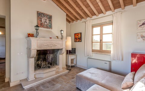 Quercia Alta: Propriété, Meubles, Fenêtre, Cadre, Bois, Design Intérieur, Salon, Sol, Sol, Mur