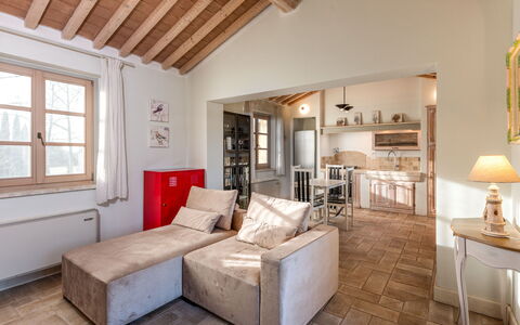 Quercia Alta: Meubles, Propriété, Fenêtre, Table, Bois, Bâtiment, Design Intérieur, Lampe, Éclairage, Confort