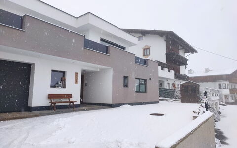 Anna: Bâtiment, Ciel, Fenêtre, Neige, Maison, Zone Résidentielle, Chalet, Pente, Toit, Siding
