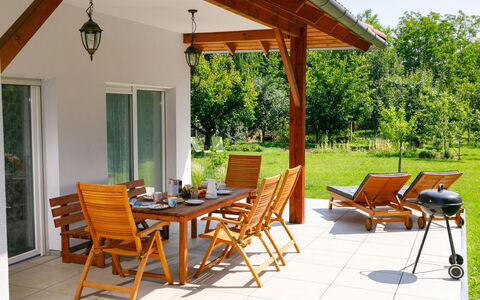 Sunstreet: Meubles, Table, Propriété, Plante, Ombre, Chaise, Bois, Tableau De Plein Air, Bâtiment, Mobilier De Jardin