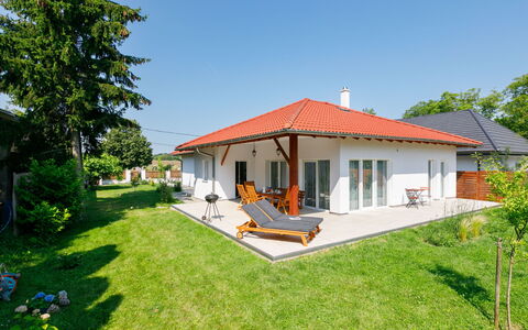 Sunstreet: Plante, Propriété, Bâtiment, Ciel, Arbre, Fenêtre, Maison, Lot Terre, Ombre, Chalet