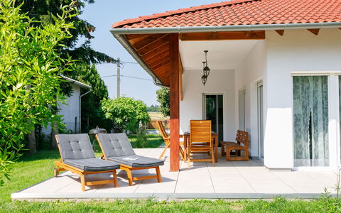 Sunstreet: Plante, Meubles, Bâtiment, Ciel, Fenêtre, Ombre, Table, Mobilier De Jardin, Chaise, Arbre
