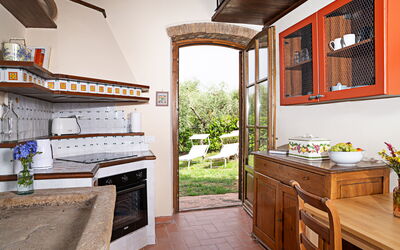 Capanna: Plante, Propriété, Cabinetry, Bâtiment, Fenêtre, Bois, Cuisine, Design Intérieur, Architecture, Table