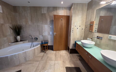 Bergleben: Baignoire, Robinet, Luminaire Plomberie, Miroir, Propriété, Évier, Bâtiment, Salle De Bains, Bois, Design Intérieur