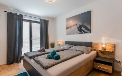 Bergleben: Meubles, Propriété, Confort, Bleu Azur, Bois, Éclairage, Design Intérieur, Bâtiment, Sol, Sol