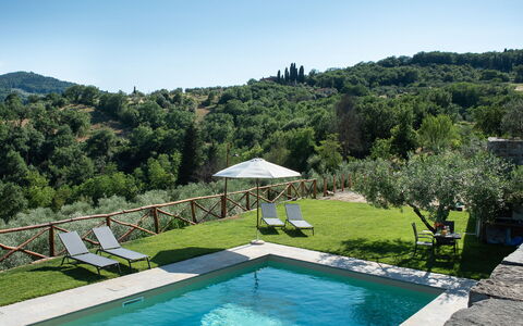 Casa San Piero: L'Eau, Plante, Propriété, Ciel, Piscine, Bleu Azur, Arbre, Mobilier De Jardin, Chaise, Plan D'Eau