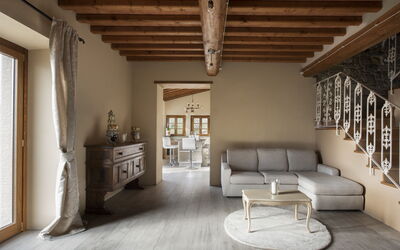 Fienile: Fenêtre, Bois, Cadre, Bâtiment, Design Intérieur, Sol, Salon, Sol, Blind Fenêtre, Chaise