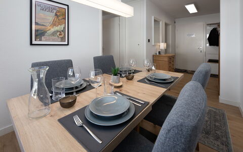 Chalet zur Höhe: Meubles, Design Intérieur, Sol, Bois, Sol, Table Cuisine Et Salle A Manger, Table, Salle À Manger, Plafond, Pièce