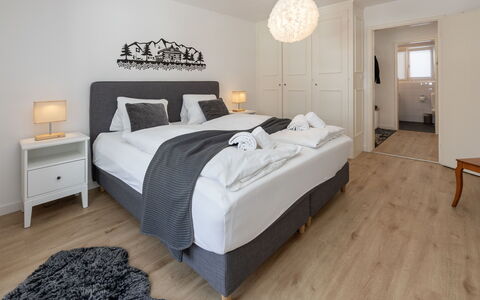 Chalet zur Höhe: Lit, Meubles, Design Intérieur, Chambre, Literie, Sol, Drap De Lit, Sol, Bois, Plafond
