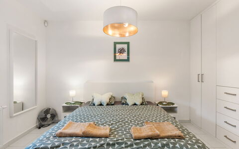 Posázaví: Meubles, Lit, Design Intérieur, Chambre, Mur, Literie, Sol, Sol, Drap De Lit, Pièce
