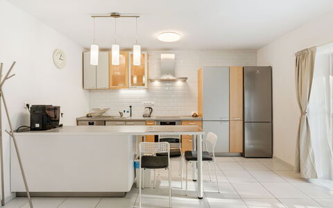Posázaví: Meubles, Cuisine, Design Intérieur, Comptoir, Sol, Luminaire, Cabinetry, Mur, Appareil De Cuisine, Bois