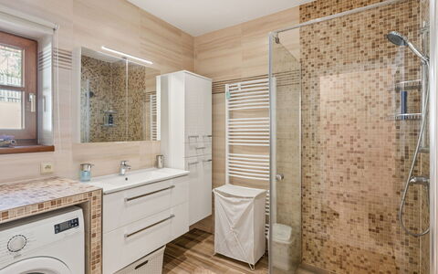 Posázaví: Salle De Bains, Sol, Design Intérieur, Sol, Luminaire Plomberie, Mur, Lavabo, Armoire De Toilette, Évier, Robinet