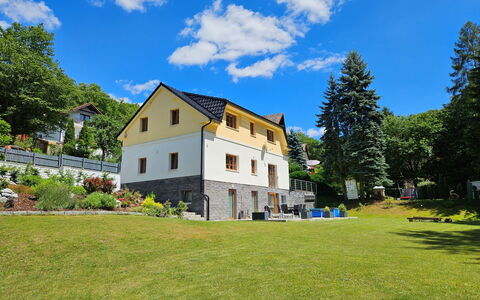 Posázaví: Plante, Nuage, Ciel, Bâtiment, Fenêtre, Arbre, Paysage Naturel, Lot Terre, Maison, Herbe