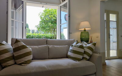 Il Giardino Segreto 640.2: Propriété, Canapé, Meubles, Ombre, Bois, Fenêtre, Confort, Salon, Éclairage, Design Intérieur