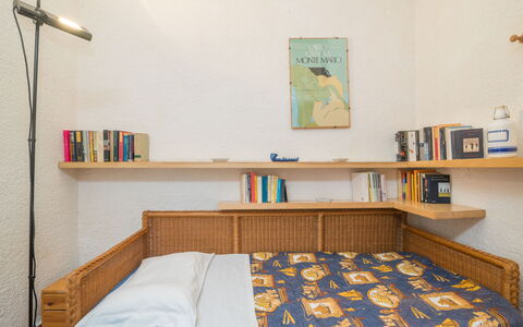 Bolina: Meubles, Propriété, Bleu Azur, Design Intérieur, Rayonnage, Bois, Bibliothèque, Étagère, Sol, Mur