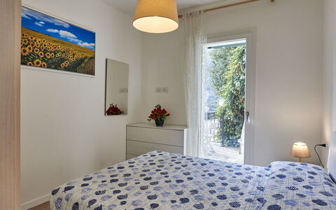 Anna: Meubles, Propriété, Plante, Confort, Bleu Azur, Cabinetry, Éclairage, Plante D'Appartement, Lit, Cadre De Lit