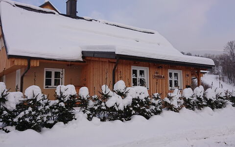 Rokytnice Nad Jizerou 55: Neige, Plante, Ciel, Propriété, Bâtiment, Fenêtre, Maison, Chalet, Nuage, Arbre