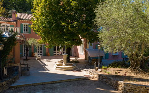 La Verdière: Plante, Bâtiment, Fenêtre, Maison, Surface De La Route, Ombre, Arbre, Design Urbain, Quartier, Zone Résidentielle