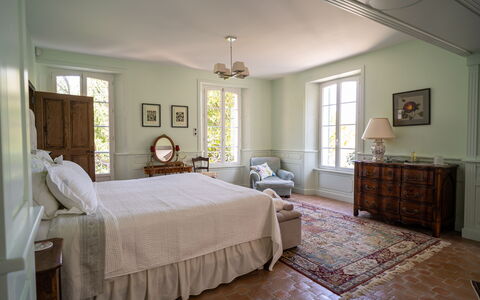 La Verdière: Fenêtre, Meubles, Cabinetry, Bois, Tiroir, Éclairage, Design Intérieur, Bâtiment, Sol
