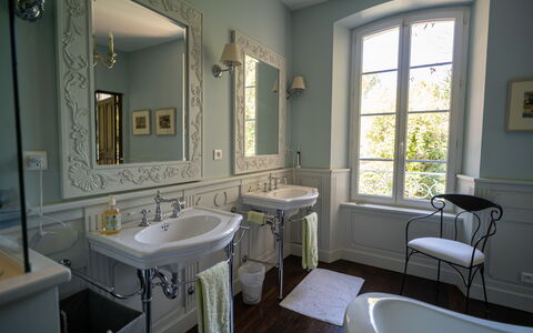 La Verdière: Miroir, Robinet, Luminaire Plomberie, Évier, Lavabo, Fenêtre, Salle De Bains, Cadre, Design Intérieur, Architecture