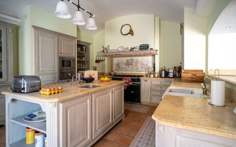 La Verdière: Cabinetry, Comptoir, Évier, Evier, Cuisinière, Appareil De Cuisine, Électroménager, Bois, Cuisine, Design Intérieur