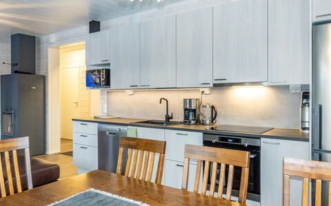 Willa Kiiruna: Cuisine, Appareil De Cuisine, Meubles, Comptoir, Principaux Appliance, Design Intérieur, Sol, Bois, Plafond, Cabinetry