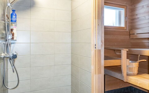 Willa Kiiruna: Sol, Bois, Sol, Design Intérieur, Luminaire Plomberie, Pièce, Salle De Bains, Plafond, Plomberie, Tuile