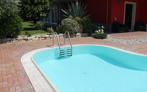 Corte Chiara: L'Eau, Plante, Fenêtre, Bleu Azur, Piscine, Bâtiment, Rectangle, Herbe, Porte, Composite