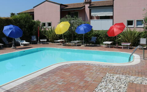 Corte Chiara: L'Eau, Propriété, Bâtiment, Plante, Ciel, Piscine, Fenêtre, Bleu, Ombre, Arbre