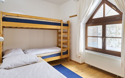 Harrachov 63: Propriété, Meubles, Bâtiment, Fenêtre, Confort, Bois, Design Intérieur, Ombre, Cadre De Lit