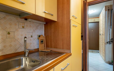 Hedelweiss House: Evier, Évier, Robinet, Cabinetry, Luminaire Plomberie, Porte, Bâtiment, Bois, Comptoir