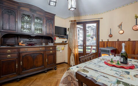 Hedelweiss House: Cabinetry, Propriété, Meubles, Comptoir, Tiroir, Bois, Cuisine, Éclairage, Chaise, Design Intérieur