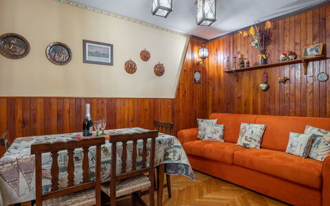 Hedelweiss House: Meubles, Propriété, Table, Cadre, Canapé, Bois, Design Intérieur, Éclairage, Sol, Canapé-Lit