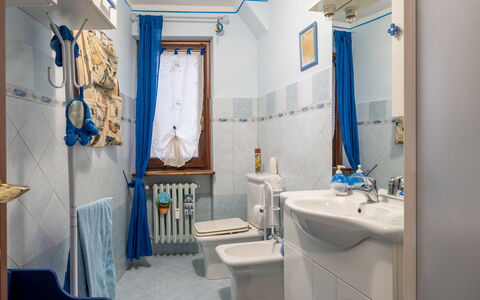 Hedelweiss House: Miroir, Propriété, Photographier, Robinet, Évier, Luminaire Plomberie, Bleu, Violet, Bleu Azur, Salle De Bains