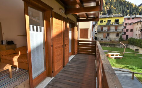 Cà Serena: Bâtiment, Plante, Bois, Fenêtre, Tache De Bois, Immobilier, Dur, Chalet, Sol, Toit